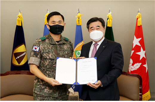 지난 14일 수도방위사령부 본청에서 진행된 위문금 전달식에서 김형(오른쪽) 대우건설 대표와 김도균 수도방위사령관이 기념촬영을 하고 있다. <대우건설 제공>